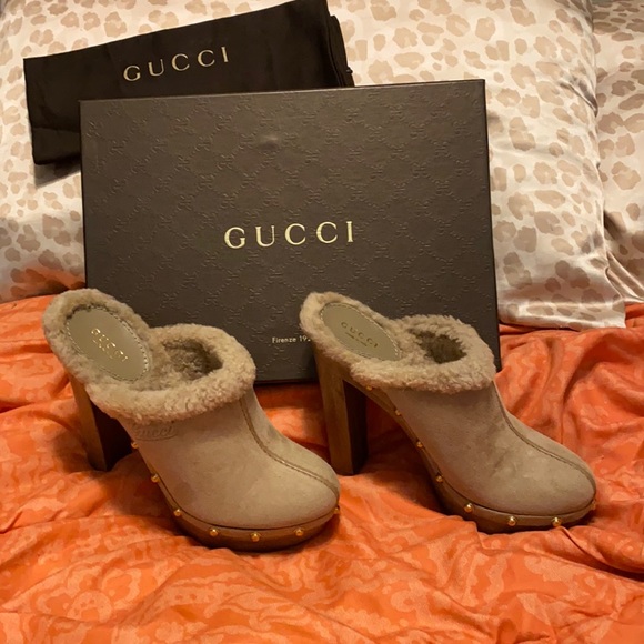 GUCCI Joplin Suede & Shearling Script Logo Clogs in Pale Khaki! NIB - Picture 2 of 8